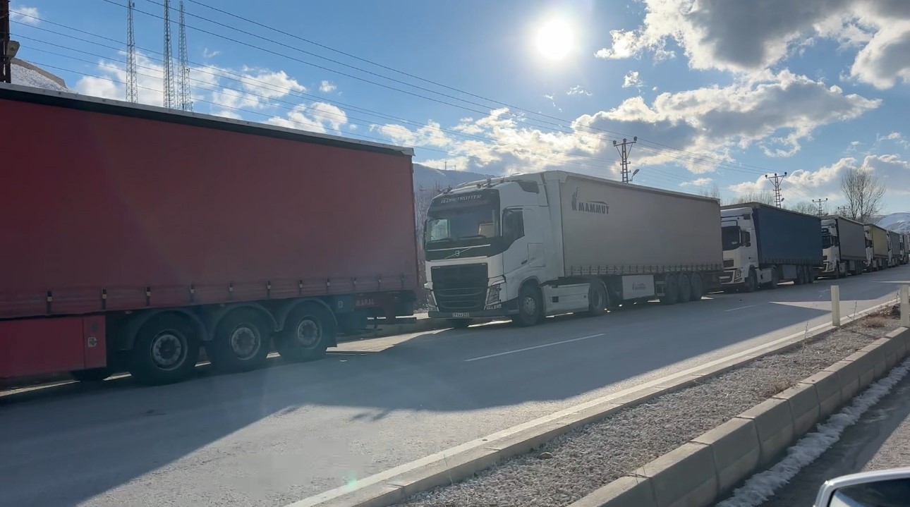 turkiye iran sinir kapisinda 2 kilometrelik tir kuyrugu olustu 4