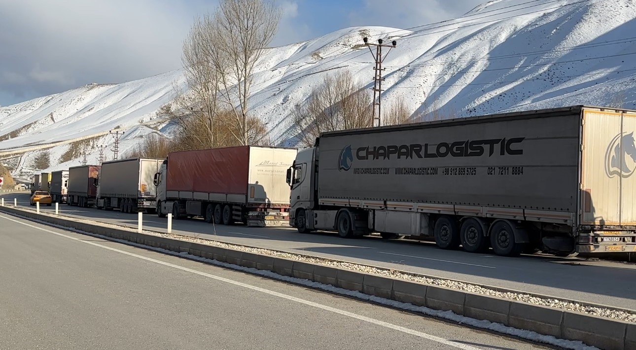 turkiye iran sinir kapisinda 2 kilometrelik tir kuyrugu olustu 5 1fsLSgTW