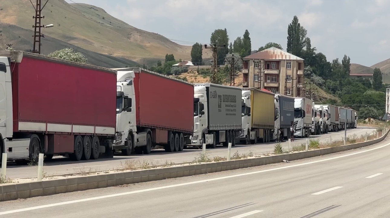 turkiye iran sinirinda 5 kilometrelik tir kuyrugu olustu 0 XJ3RPvGG