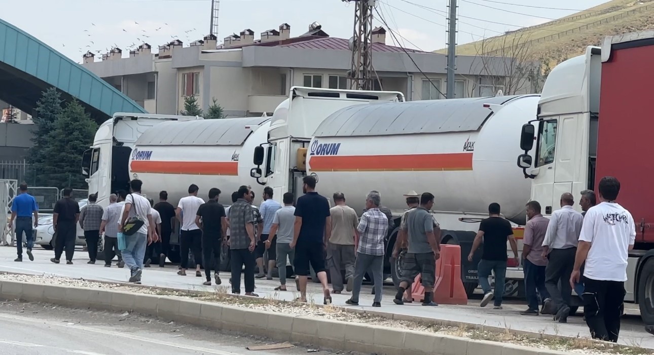 turkiye iran sinirinda 5 kilometrelik tir kuyrugu olustu 1 7fV9QSev