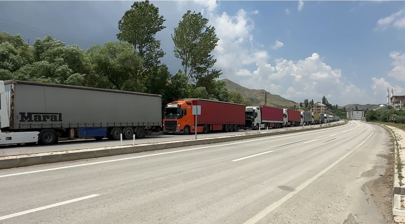 turkiye iran sinirinda 5 kilometrelik tir kuyrugu olustu 2 mEMNLFEs