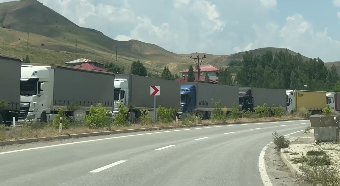 turkiye iran sinirinda 5 kilometrelik tir kuyrugu olustu 3 zlWNJLwk