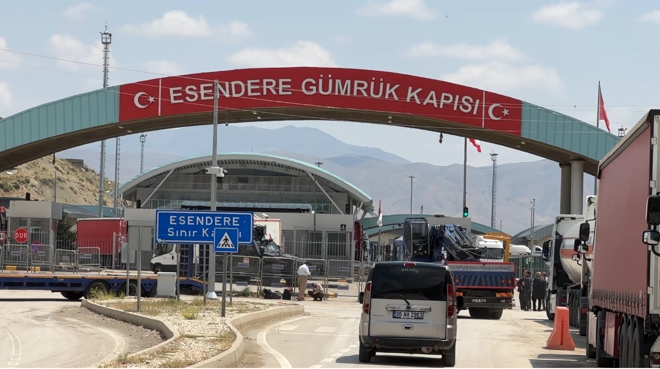 turkiye iran sinirinda 5 kilometrelik tir kuyrugu olustu 4