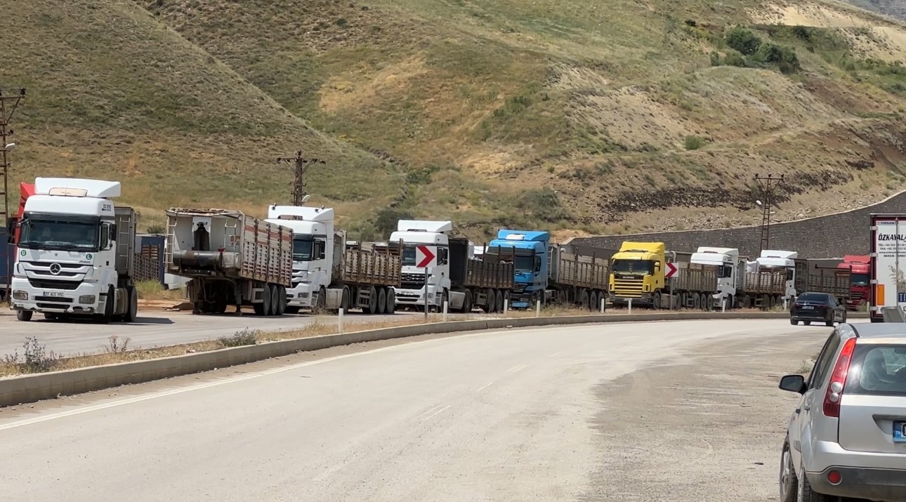 turkiye iran sinirinda 5 kilometrelik tir kuyrugu olustu 5 r4P2wlMs