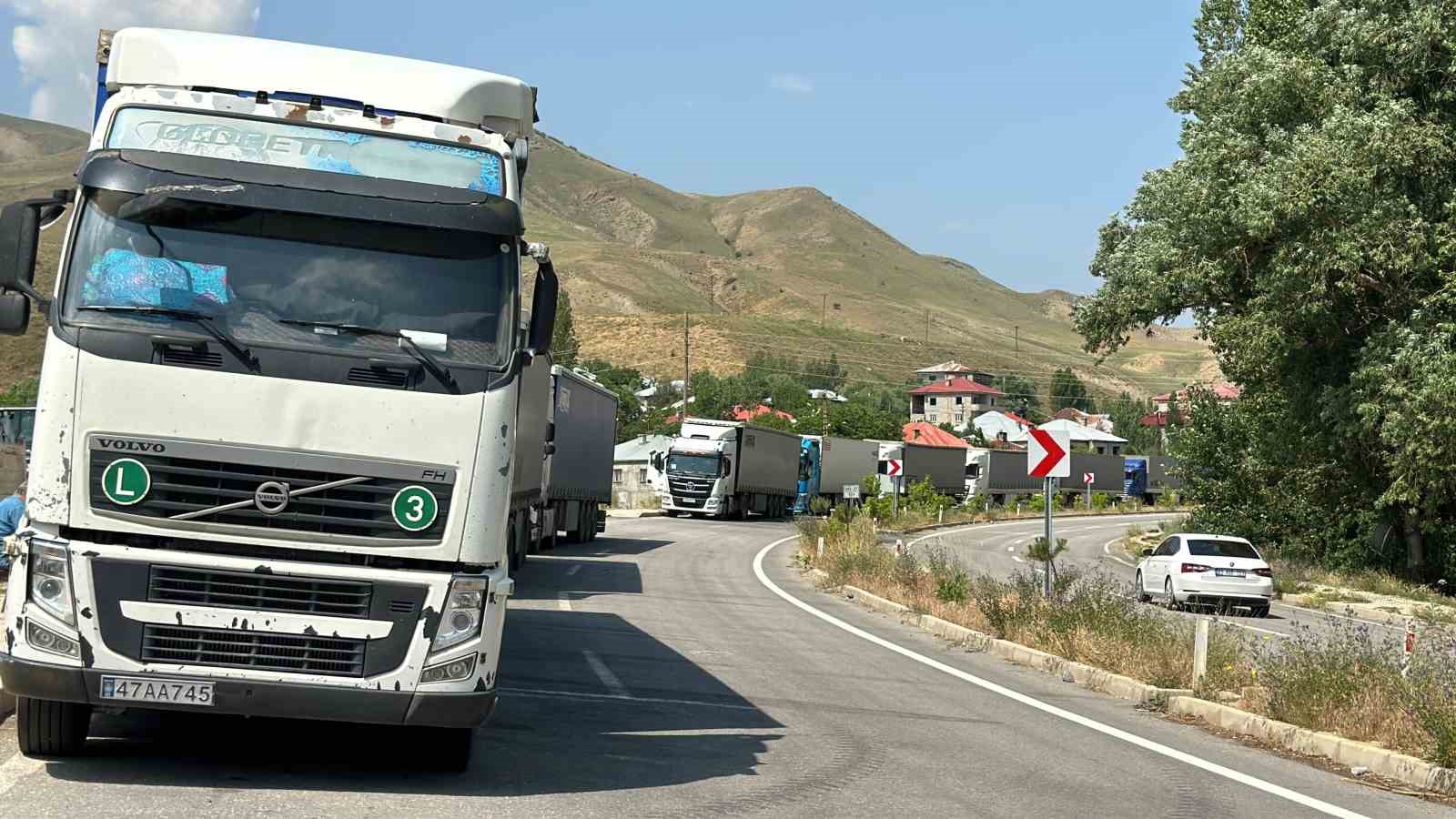 turkiye iran sinirinda 5 kilometrelik tir kuyrugu olustu 6 qrgRaQSk
