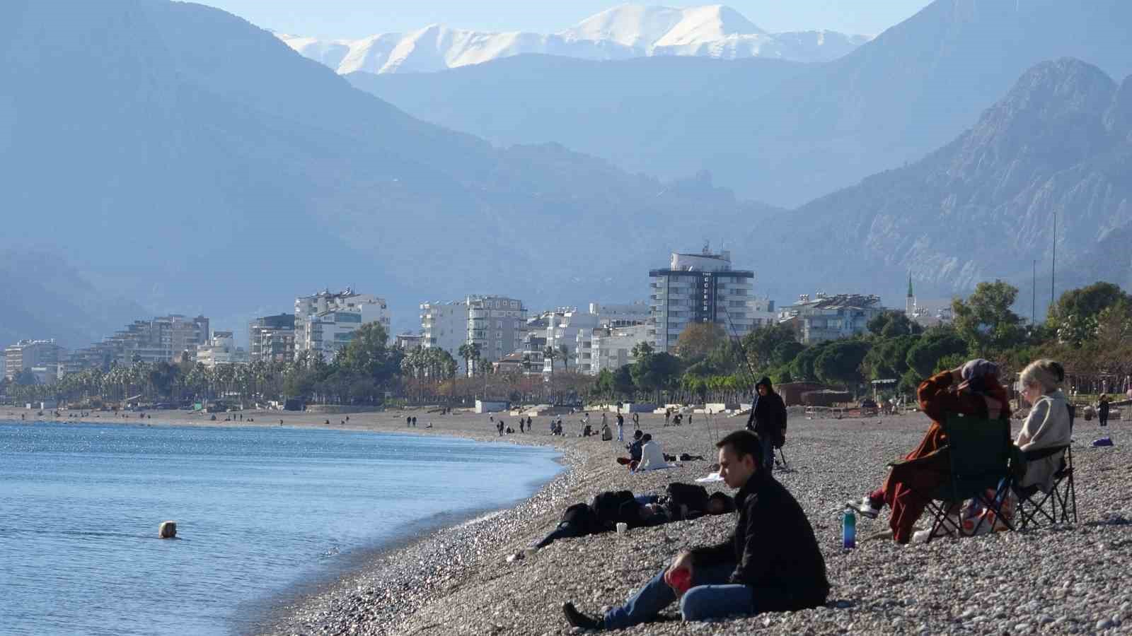 turkiye kar esaretindeyken antalyada kar manzarasi esliginde denize girdiler 1 NKFBp6PF