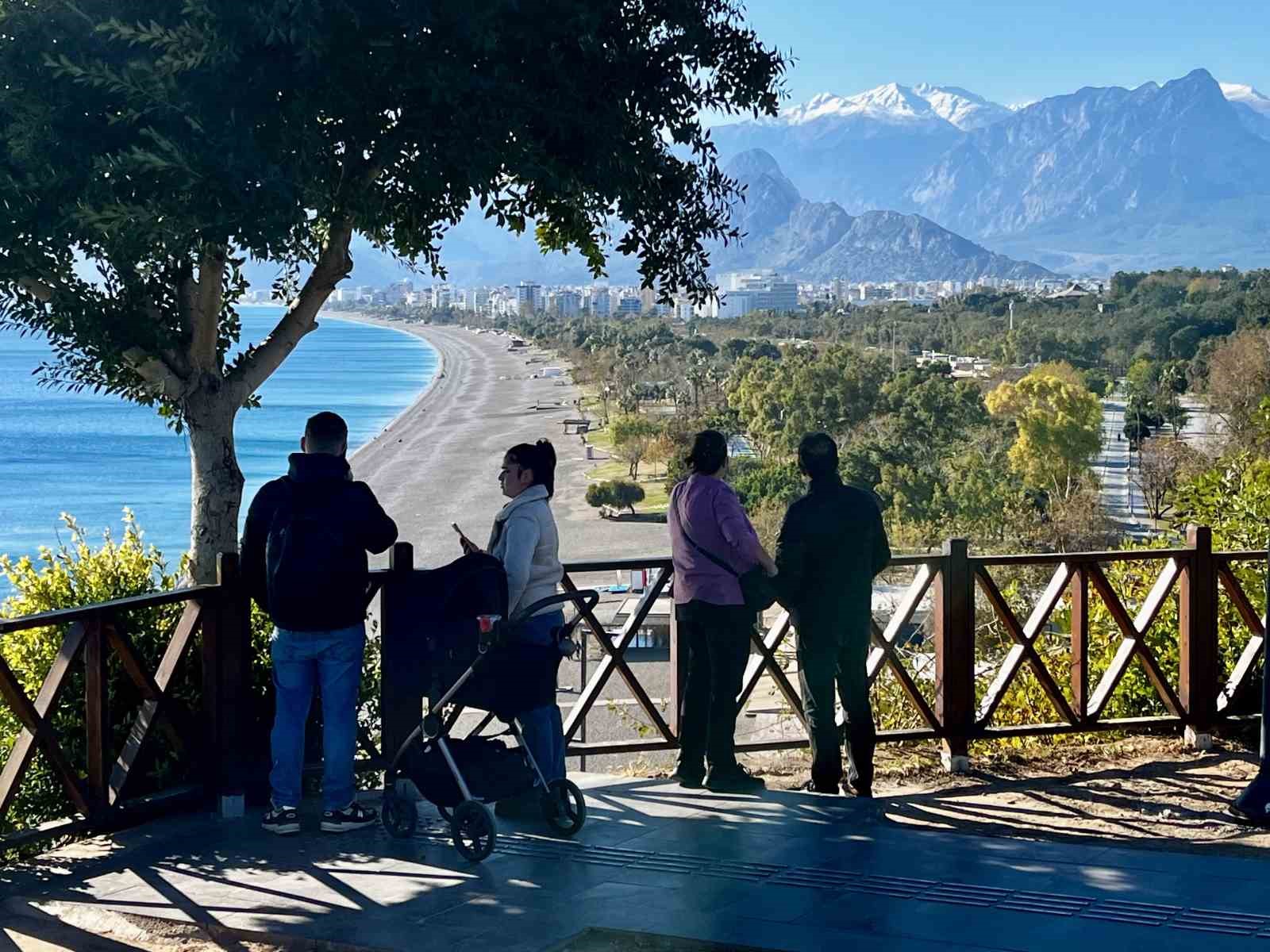 turkiye kar esaretindeyken antalyada kar manzarasi esliginde denize girdiler 11