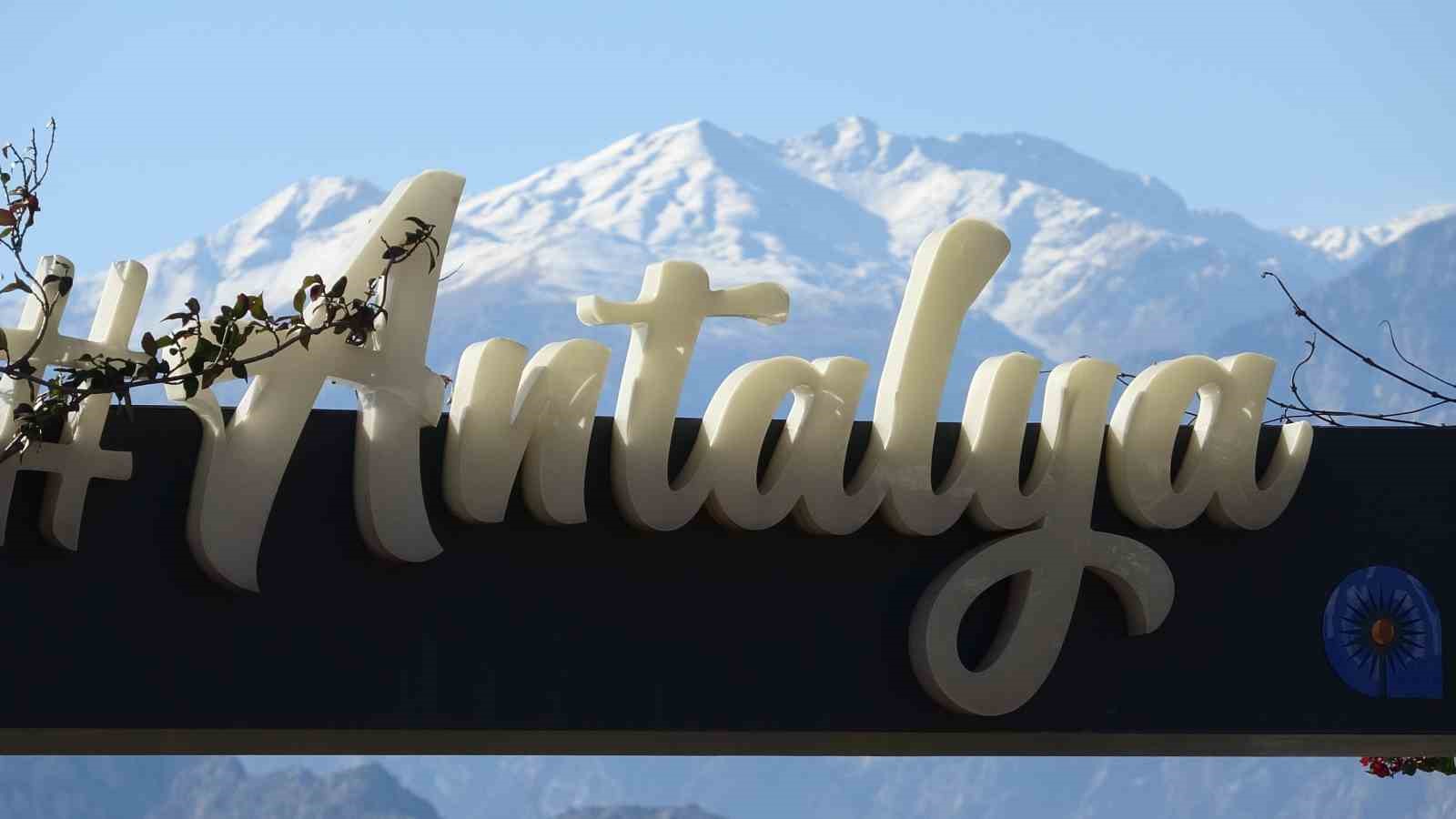 turkiye kar esaretindeyken antalyada kar manzarasi esliginde denize girdiler 2 PGXn6nOz