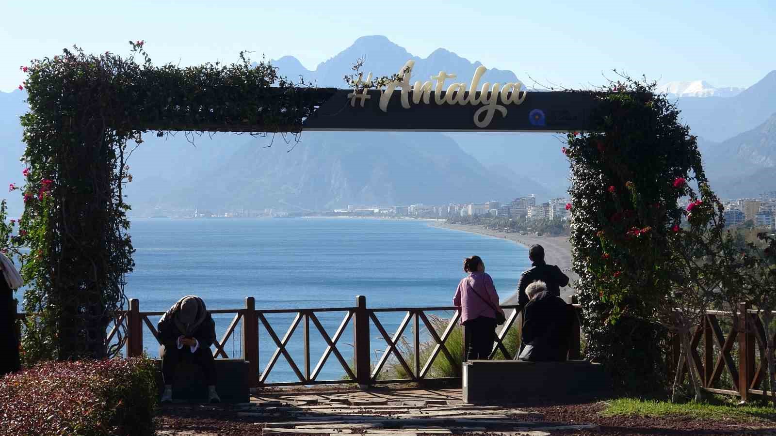 turkiye kar esaretindeyken antalyada kar manzarasi esliginde denize girdiler 5 sQqysmX7