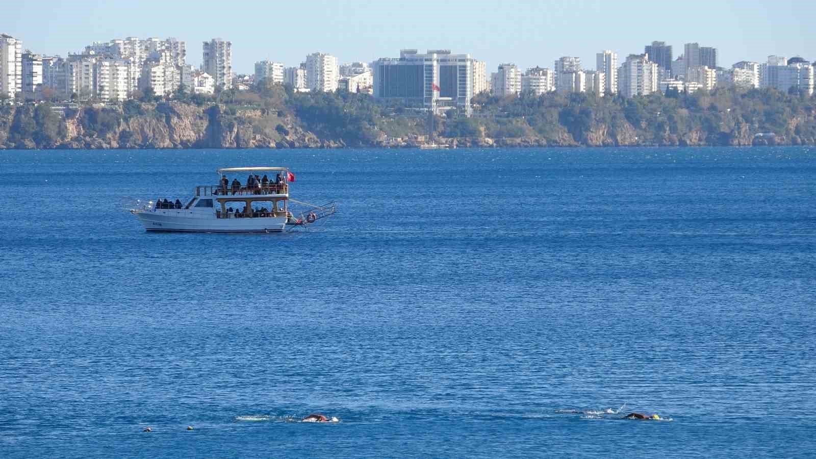 turkiye kar esaretindeyken antalyada kar manzarasi esliginde denize girdiler 6