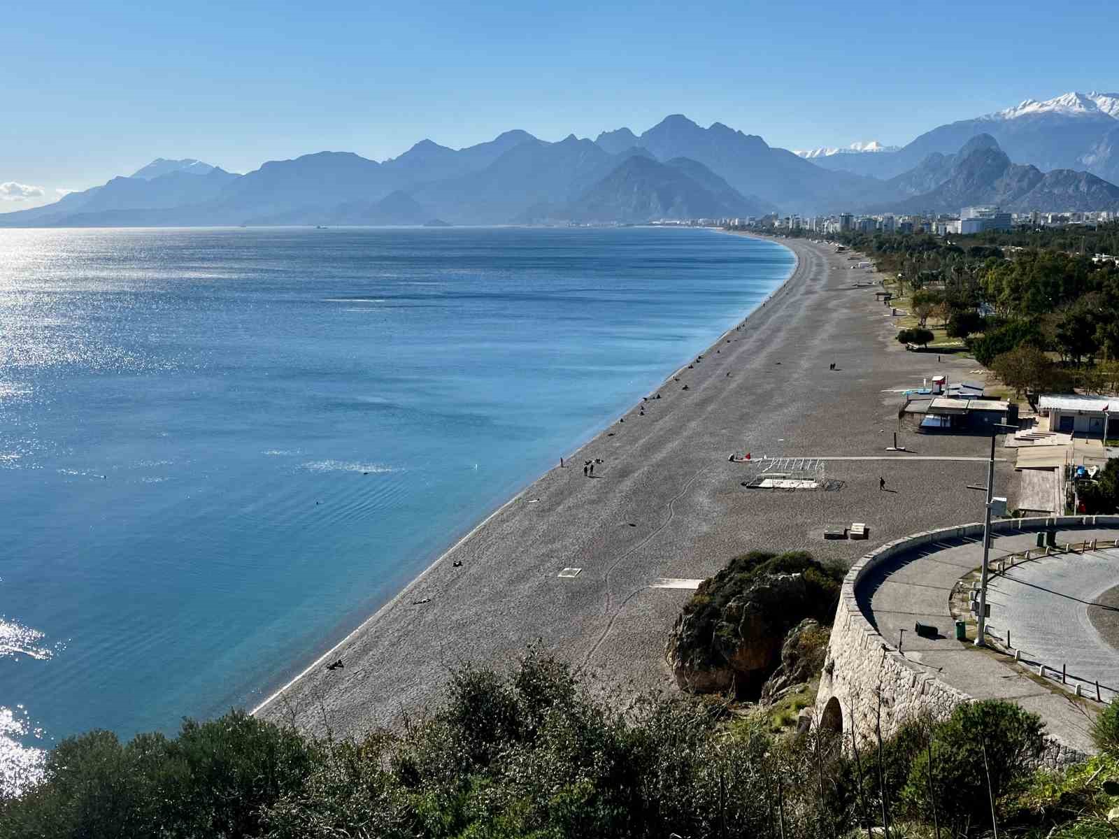 turkiye kar esaretindeyken antalyada kar manzarasi esliginde denize girdiler 9 VkRhQNpK