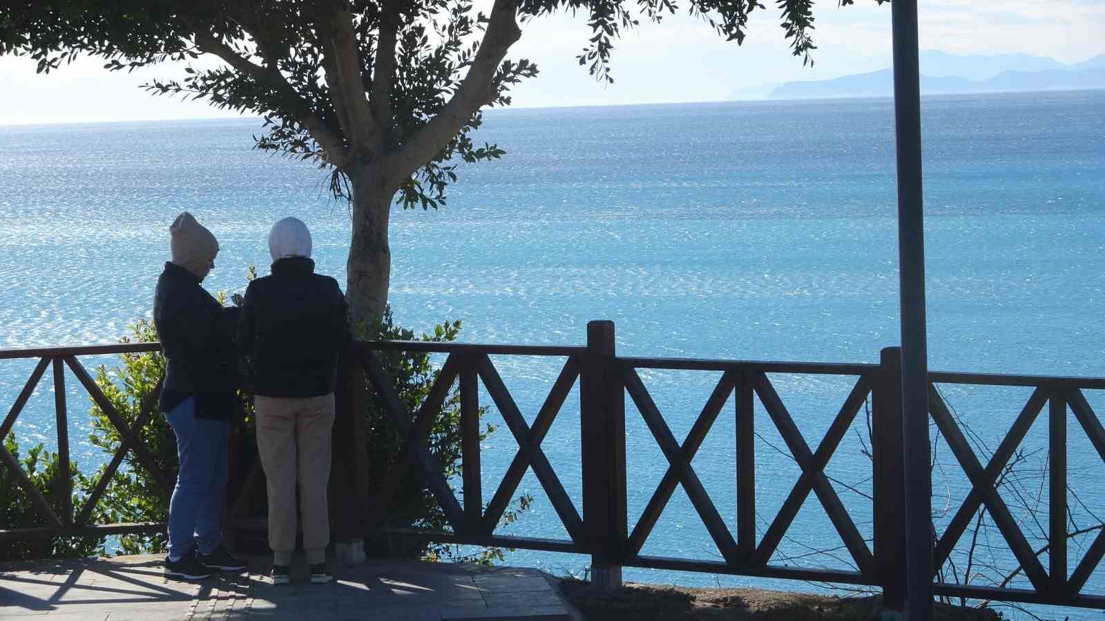 turkiye kar tatilindeyken antalyada ogrenciler deniz keyfi yapti 3 rKcnUtiR