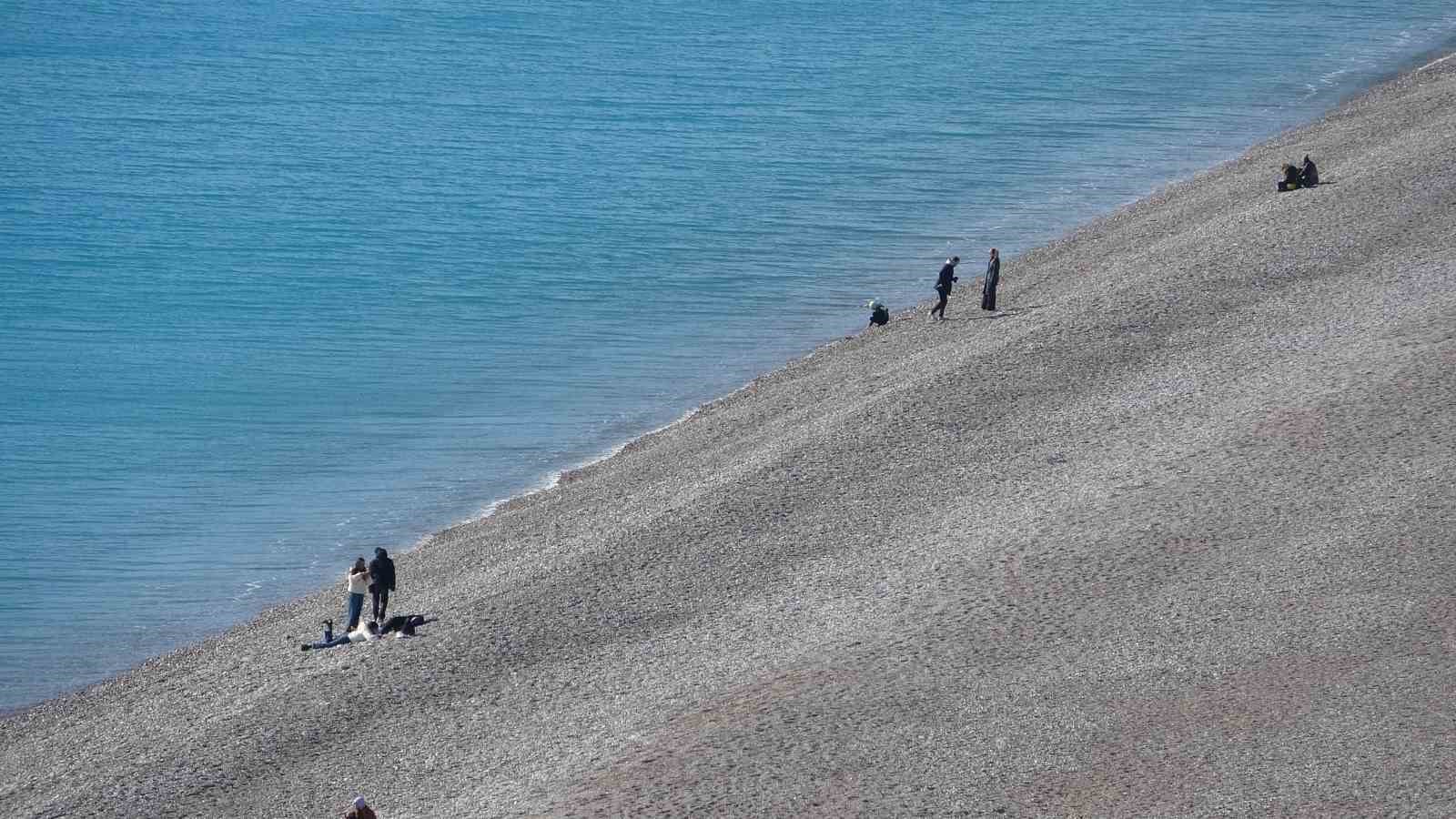 turkiye kar tatilindeyken antalyada ogrenciler deniz keyfi yapti 4 ktOKu6Wb