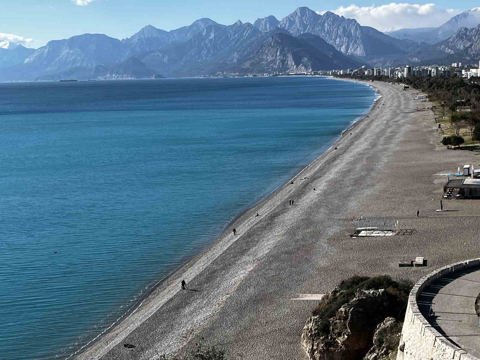 turkiye kar tatilindeyken antalyada ogrenciler deniz keyfi yapti 7