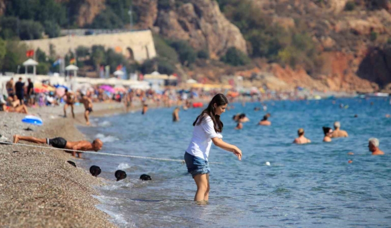 turkiye-kisi-yasarken-antalyada-yazdan-kalma-gunler-devam-ediyor-XRDqRVSn.jpg