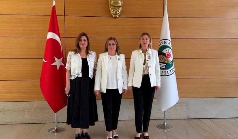 turkiye-noterler-birligi-baskani-secilen-fulya-uysal-guler-goreve-basladi-eA1gsYSl.jpg