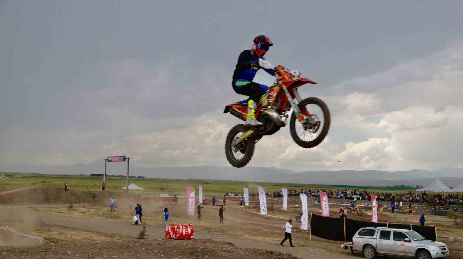 Türkiye sınırları içindeki en yüksek rakımlı enduro yarışı Ağrı’da start aldı 5 turkiye sinirlari icindeki en yuksek rakimli enduro yarisi agrida start aldi 1 TPmz7CV2