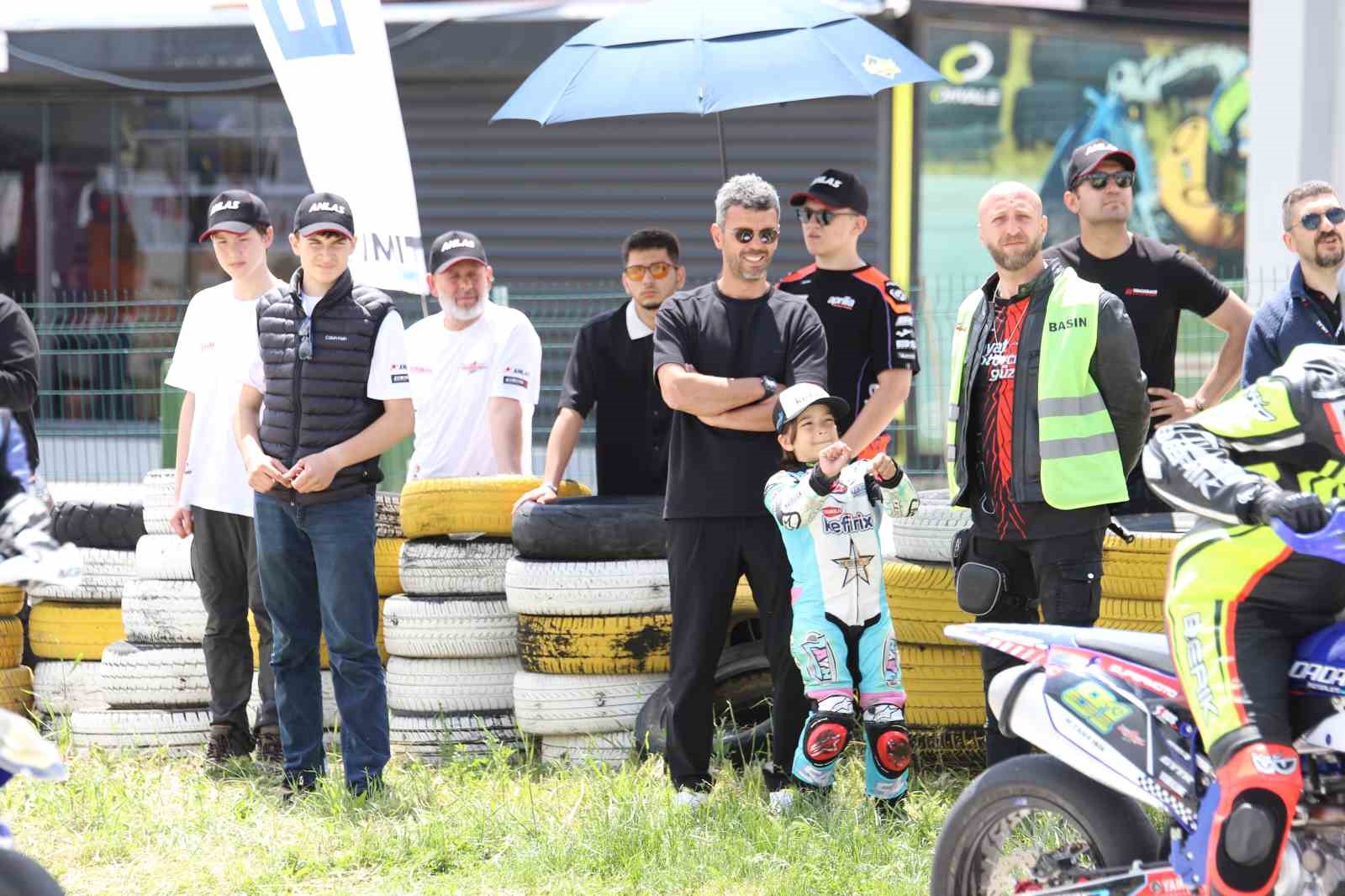 turkiye supermoto sampiyonasi ve fim motomini turkiye serisinde sezonun 2 ayagi usakta yapildi 2 2wh77L2h