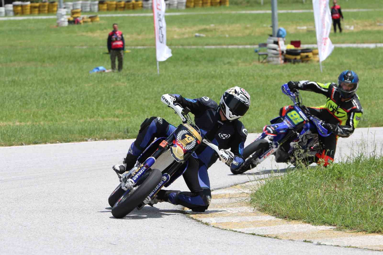 turkiye supermoto sampiyonasi ve fim motomini turkiye serisinde sezonun 2 ayagi usakta yapildi 3 bK1DSgWV