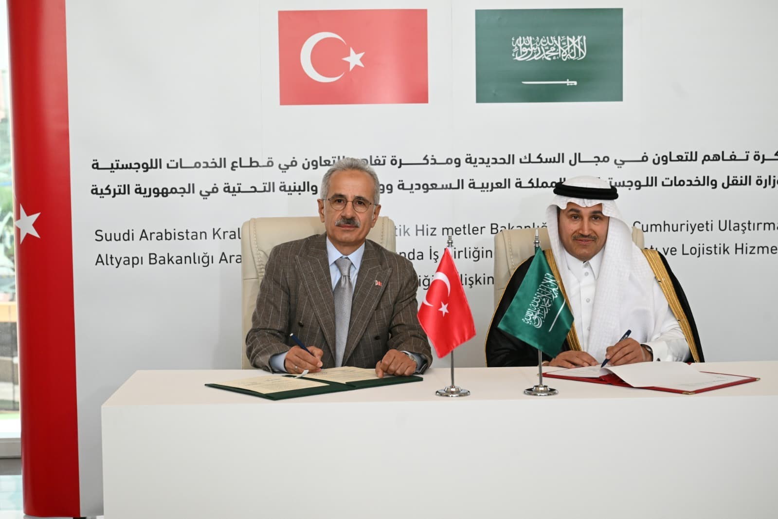 Türkiye ve Suudi Arabistan arasında demiryolu ve lojistik alanlarında iki mutabakat zaptı imzalandı 5 turkiye ve suudi arabistan arasinda demiryolu ve lojistik alanlarinda iki mutabakat zapti imzalandi 1 9QNBgy6H