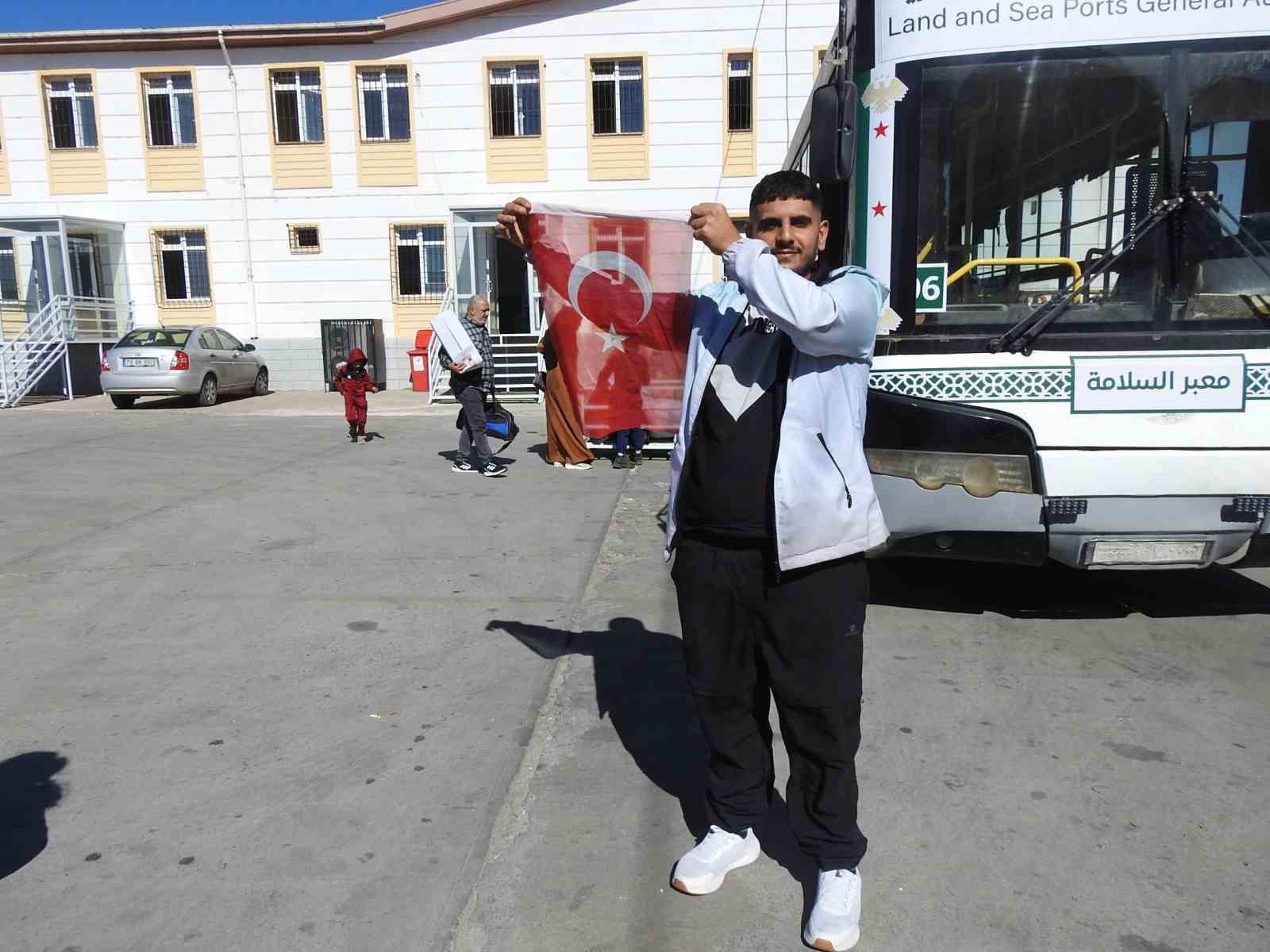 Türkiye’de büyüyen Suriyeli, ülkesine Türk Bayrağını öperek döndü 4 turkiyede buyuyen suriyeli ulkesine turk bayragini operek dondu 0