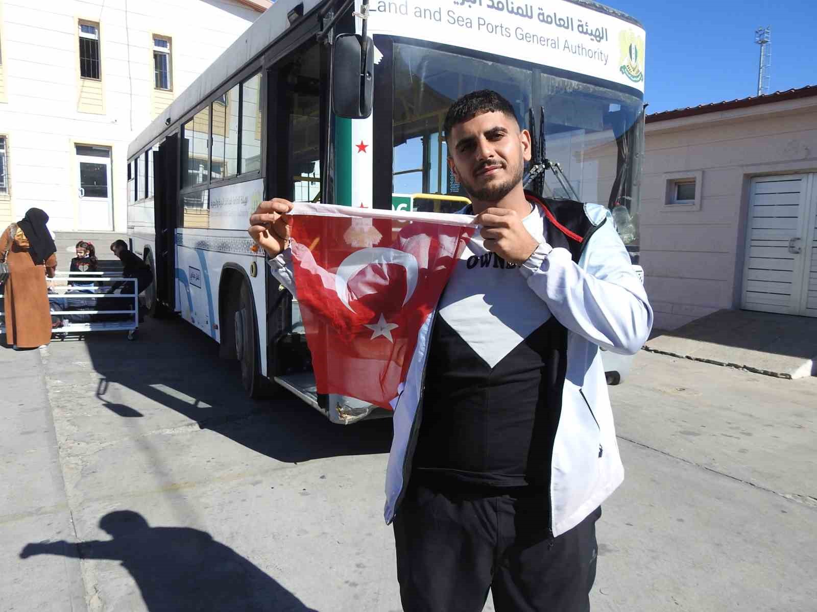 Türkiye’de büyüyen Suriyeli, ülkesine Türk Bayrağını öperek döndü 5 turkiyede buyuyen suriyeli ulkesine turk bayragini operek dondu 1