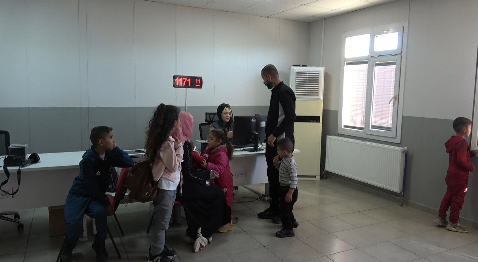 Türkiye’de büyüyen Suriyeli, ülkesine Türk Bayrağını öperek döndü 6 turkiyede buyuyen suriyeli ulkesine turk bayragini operek dondu 2 76DqEZ8k