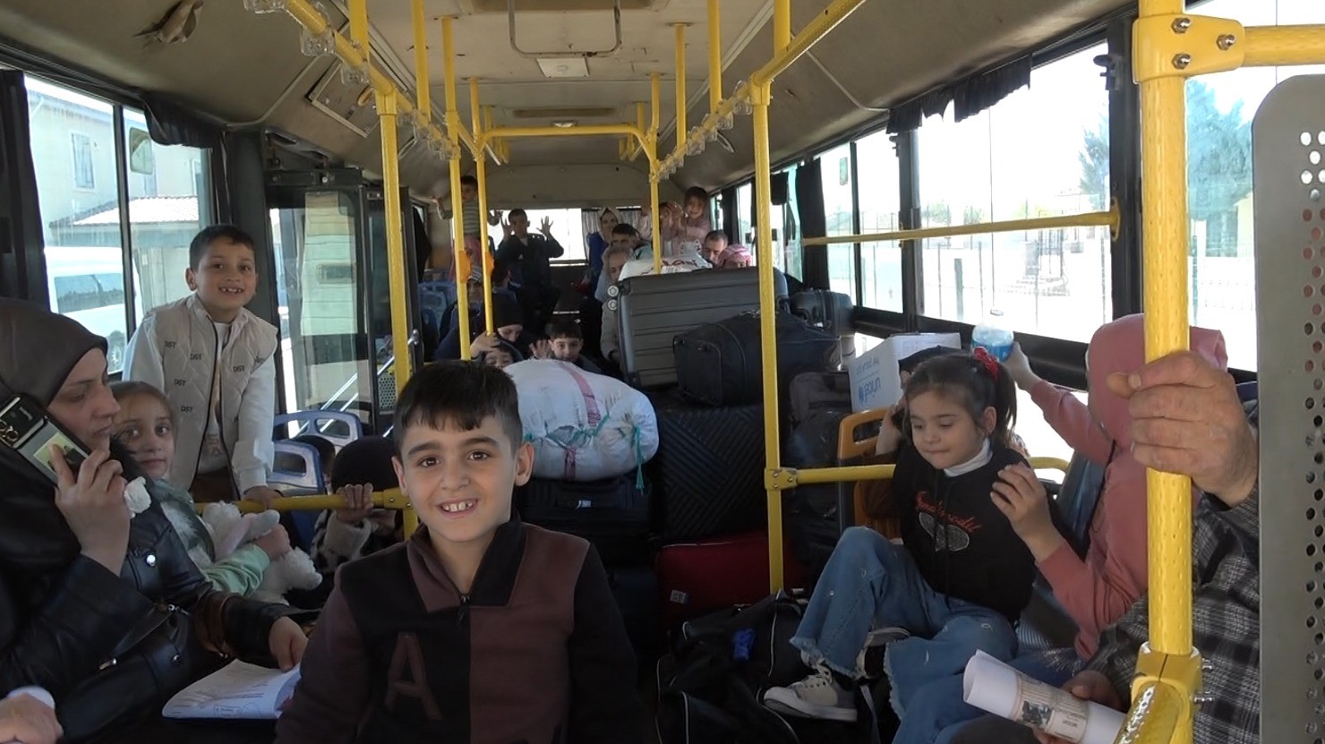 Türkiye’de büyüyen Suriyeli, ülkesine Türk Bayrağını öperek döndü 7 turkiyede buyuyen suriyeli ulkesine turk bayragini operek dondu 3 r9MDg8lI