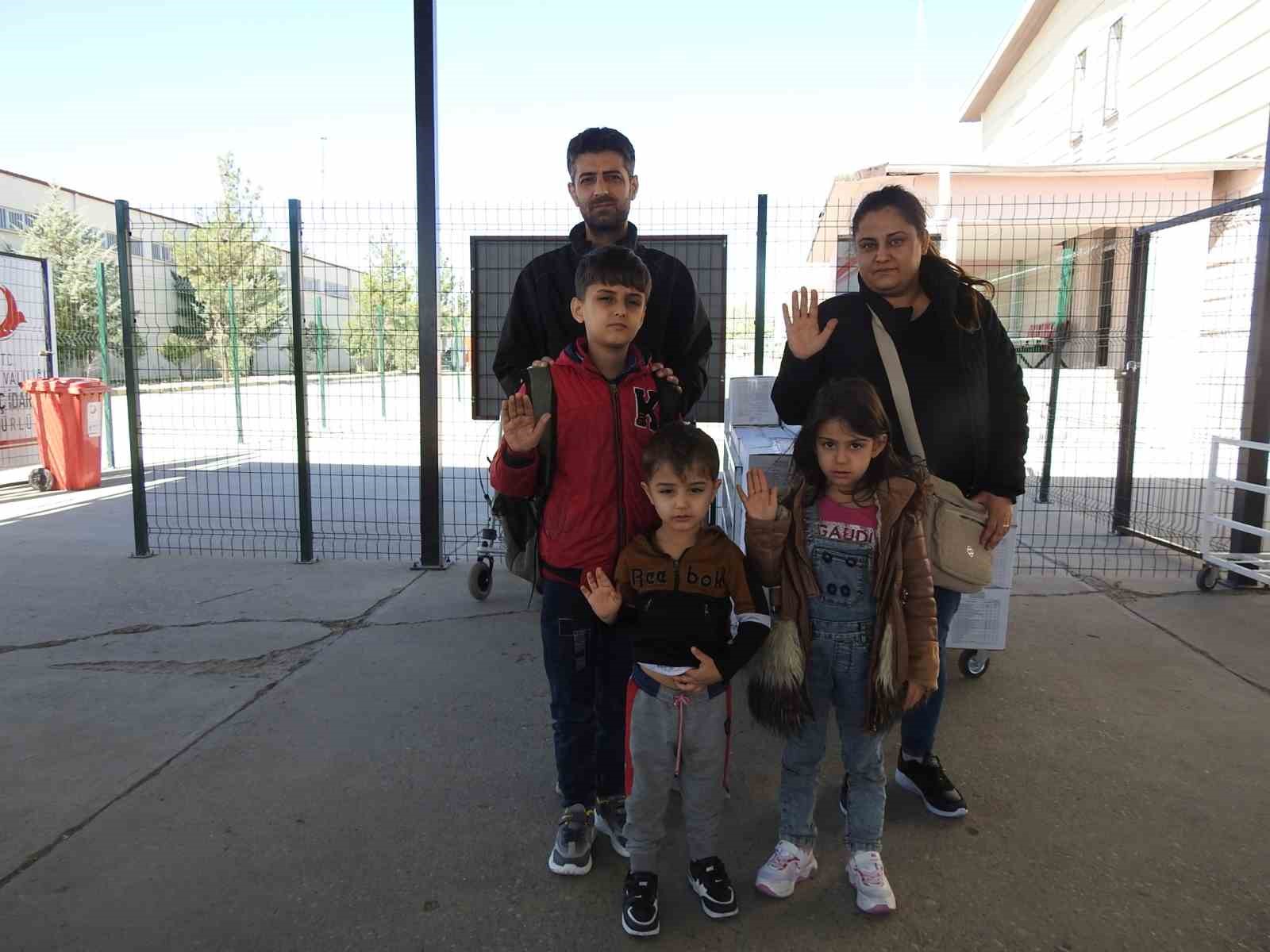 Türkiye’de büyüyen Suriyeli, ülkesine Türk Bayrağını öperek döndü 9 turkiyede buyuyen suriyeli ulkesine turk bayragini operek dondu 5