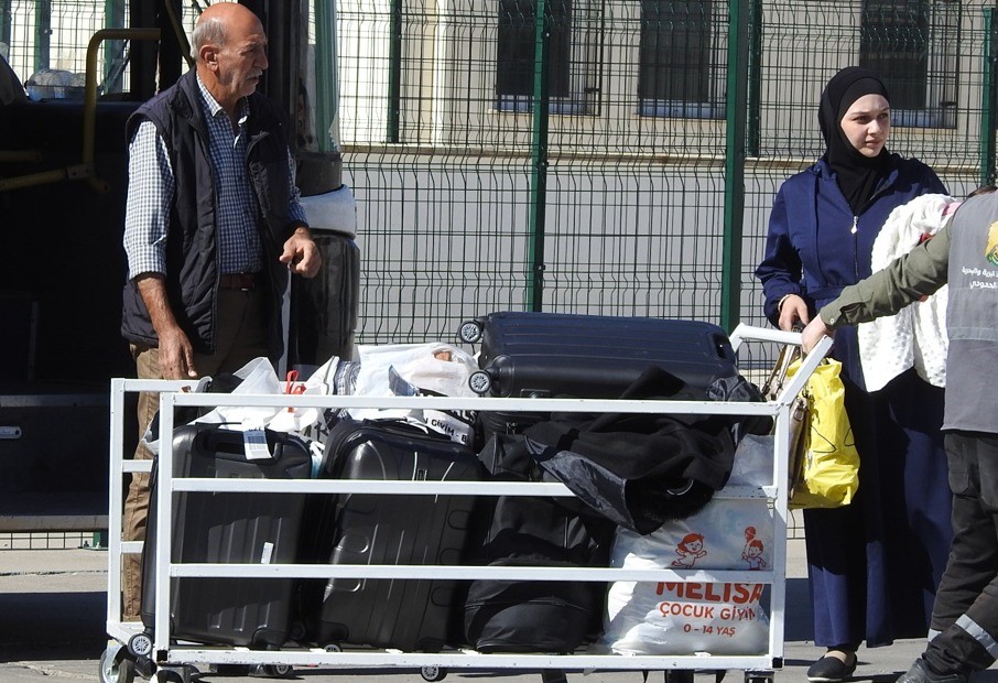 Türkiye’de büyüyen Suriyeli, ülkesine Türk Bayrağını öperek döndü 10 turkiyede buyuyen suriyeli ulkesine turk bayragini operek dondu 6 7esd5SHF