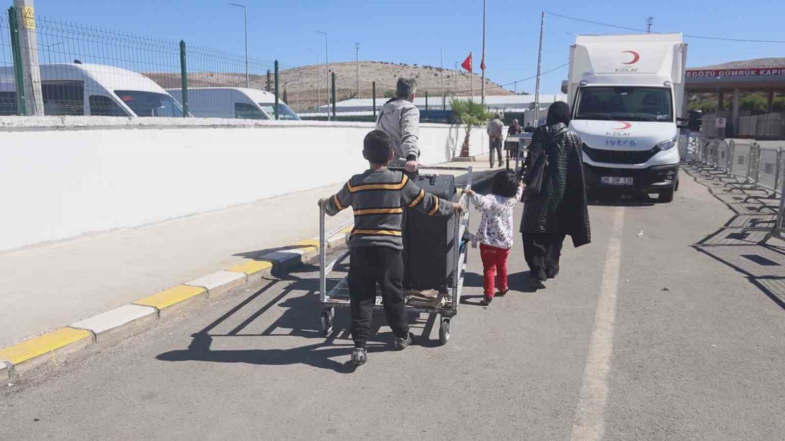 Türkiye’de doğup büyüyen 9 yaşındaki Suriyeli çocuk, gözyaşları içerisinde "Türkiye benim ikinci vatanım" sözleriyle ülkesine döndü 4 turkiyede dogup buyuyen 9 yasindaki suriyeli cocuk gozyaslari icerisinde turkiye benim ikinci vatanim sozleriyle 4ELI5LW5