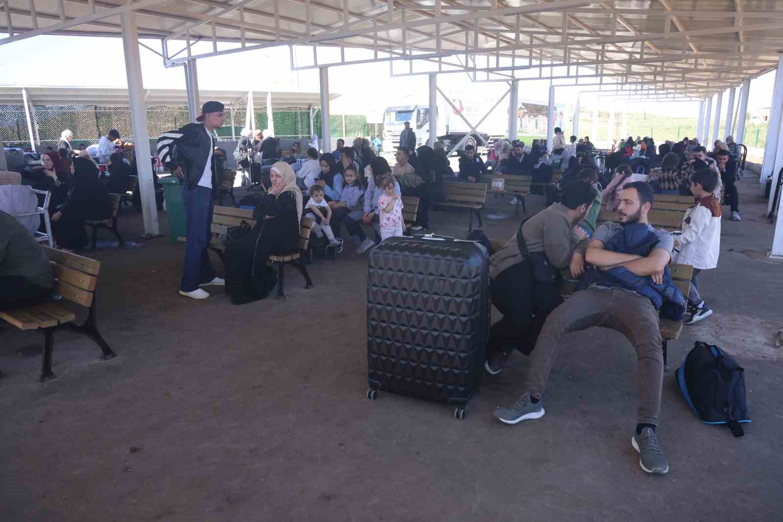 Türkiye’de doğup büyüyen 9 yaşındaki Suriyeli çocuk, gözyaşları içerisinde "Türkiye benim ikinci vatanım" sözleriyle ülkesine döndü 8 turkiyede dogup buyuyen 9 yasindaki suriyeli cocuk gozyaslari icerisinde turkiye benim ikinci vatanim sozleriyle P85CBM8i