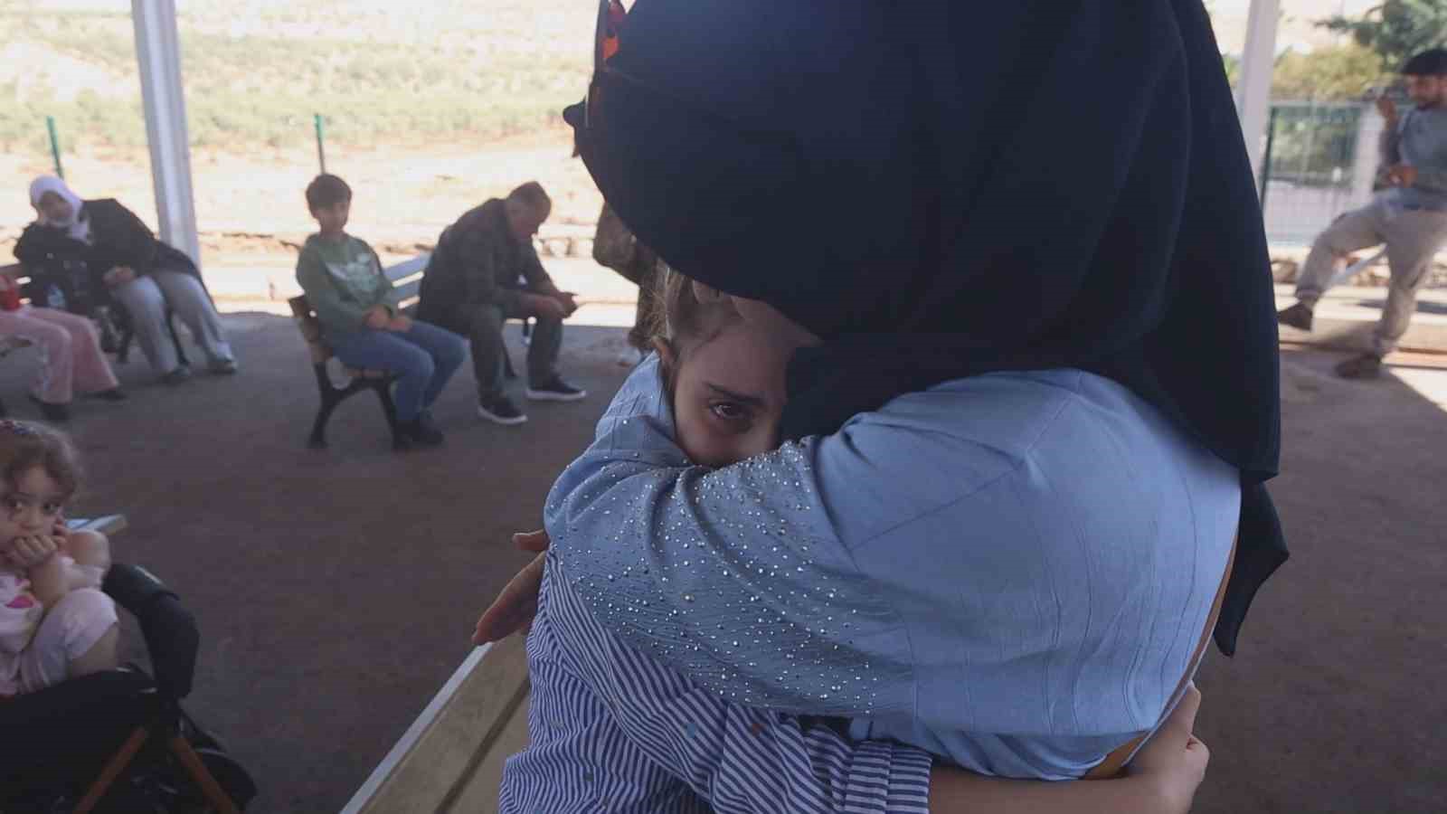 Türkiye’de doğup büyüyen 9 yaşındaki Suriyeli çocuk, gözyaşları içerisinde "Türkiye benim ikinci vatanım" sözleriyle ülkesine döndü 6 turkiyede dogup buyuyen 9 yasindaki suriyeli cocuk gozyaslari icerisinde turkiye benim ikinci vatanim sozleriyle Y4mIeLEH