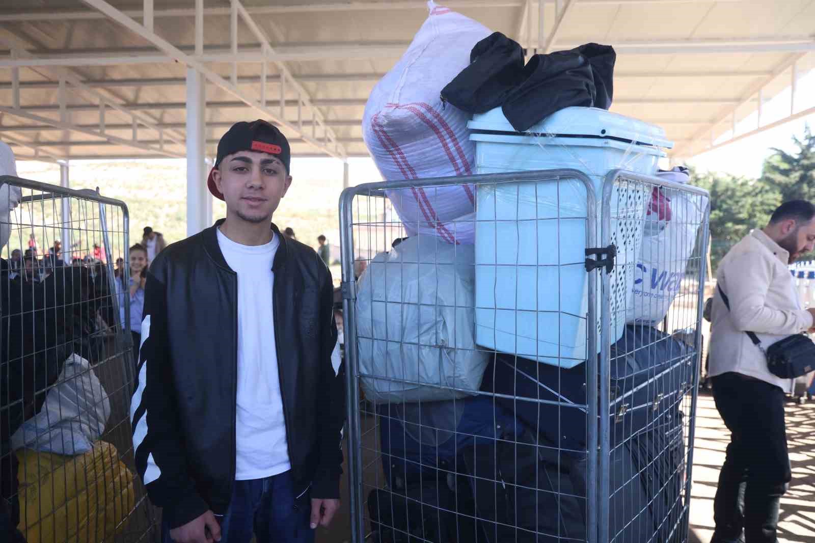 Türkiye’de doğup büyüyen 9 yaşındaki Suriyeli çocuk, gözyaşları içerisinde "Türkiye benim ikinci vatanım" sözleriyle ülkesine döndü 7 turkiyede dogup buyuyen 9 yasindaki suriyeli cocuk gozyaslari icerisinde turkiye benim ikinci vatanim sozleriyle wZNrR9Sc