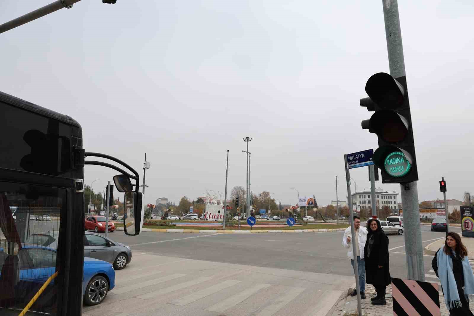 Türkiye’de ilk uygulama: Trafik sinyalizasyonlarında "Şiddete Hayır" ve "Kadına Saygı" mesajı 10 turkiyede ilk uygulama trafik sinyalizasyonlarinda siddete hayir ve kadina saygi mesaji 6 AZY13S2q
