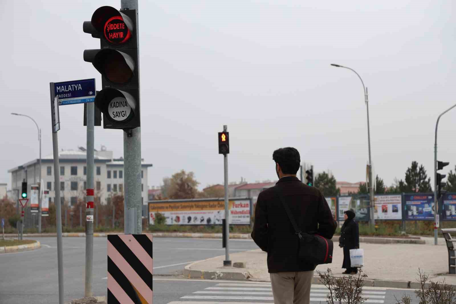 Türkiye’de ilk uygulama: Trafik sinyalizasyonlarında "Şiddete Hayır" ve "Kadına Saygı" mesajı 11 turkiyede ilk uygulama trafik sinyalizasyonlarinda siddete hayir ve kadina saygi mesaji 7 PS6U1OsI