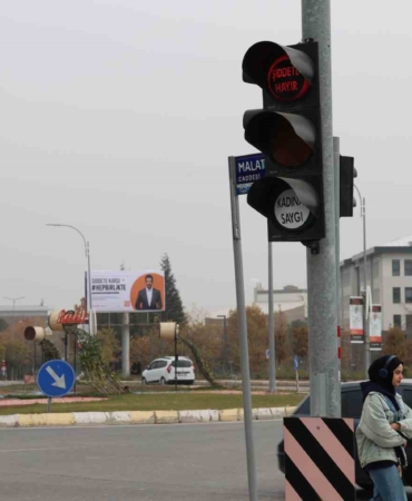 turkiyede-ilk-uygulama-trafik-sinyalizasyonlarinda-siddete-hayir-ve-kadina-saygi-mesaji-OZ64nl8t.jpg