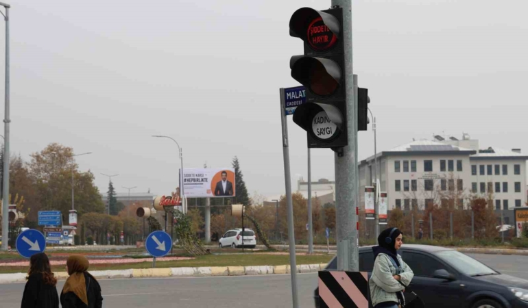turkiyede-ilk-uygulama-trafik-sinyalizasyonlarinda-siddete-hayir-ve-kadina-saygi-mesaji-OZ64nl8t.jpg