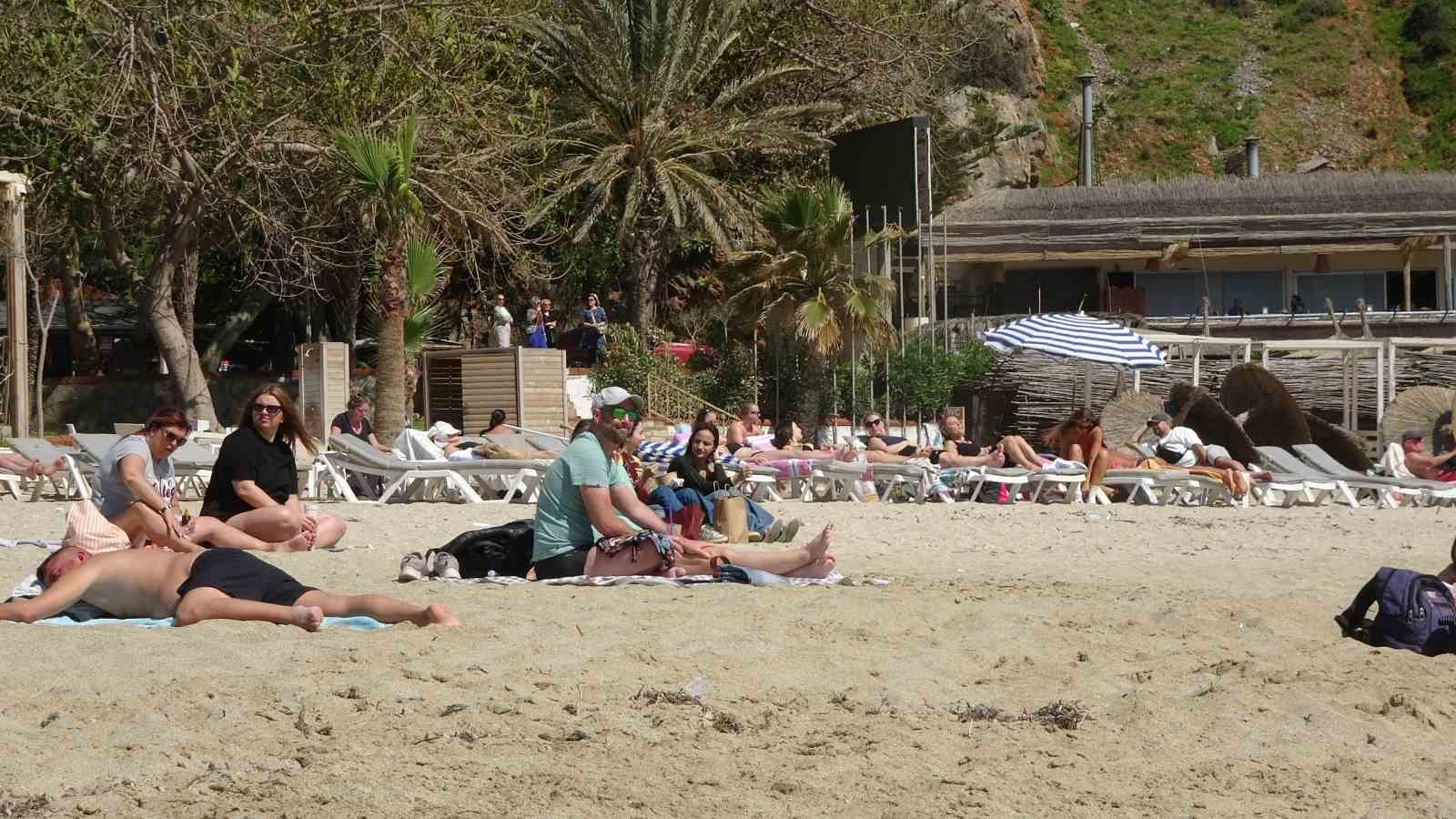 turkiyede kis antalyada yaz 1 4iuzdeeV