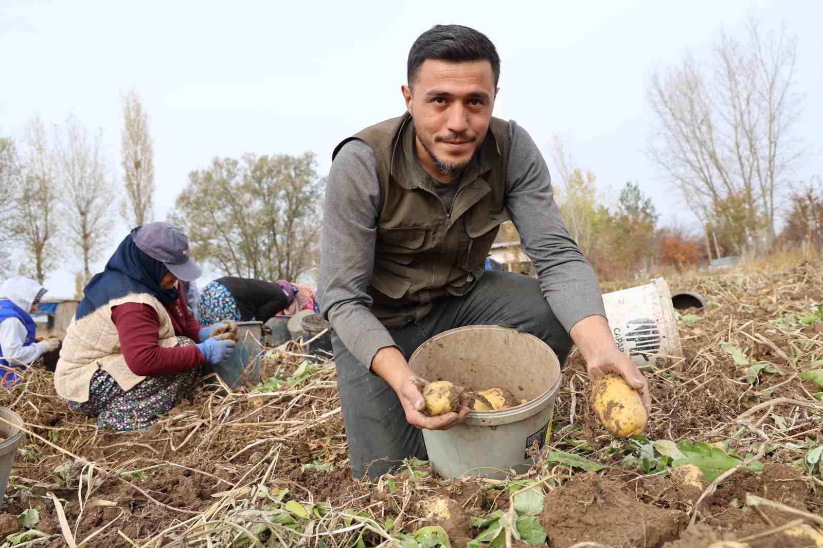 turkiyede sezonun son patatesleri sivasta sokuluyor 2 7C5BuCjW