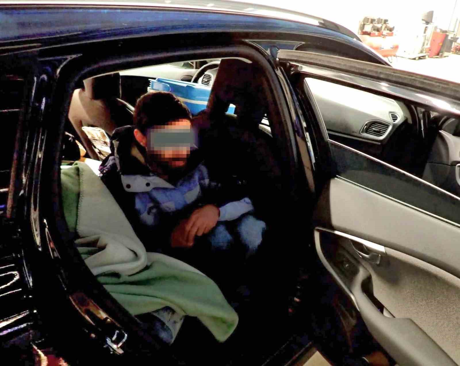 turkiyeden cikan araclara gizlenen kacaklar yakalandi 1 ZHE7kuGf