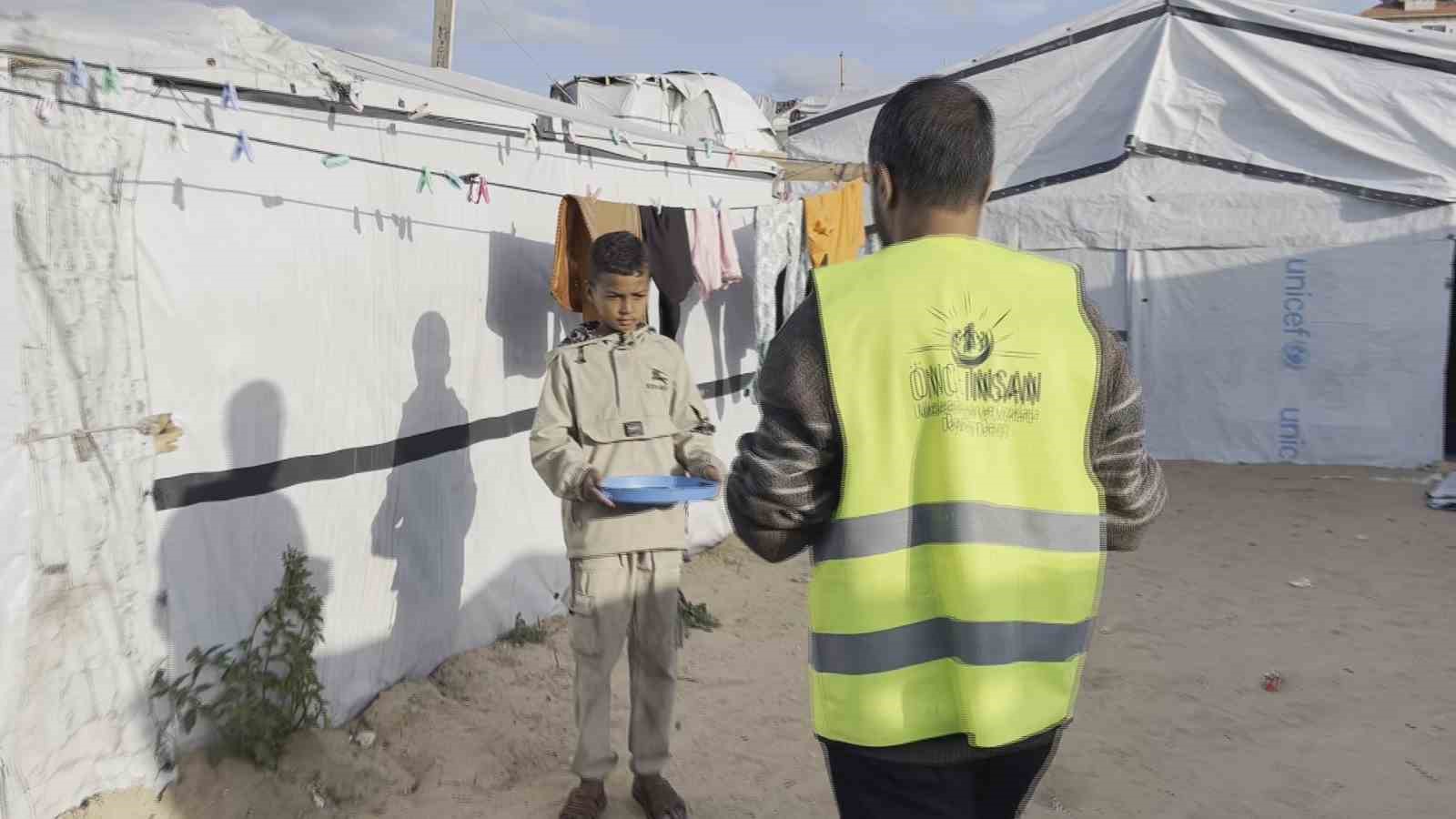 turkiyeden gazzeye iftar sofralari cadir kentteki cocuklardan turkiyeye tesekkur 2 s41tRePA