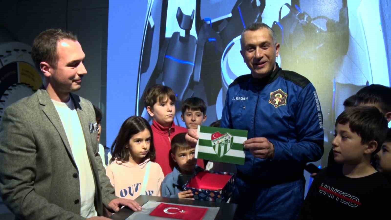 turkiyenin 3uncu uzay yolcusu gokhan erdem uzaya cikardigi bursaspor bayragini guheme teslim etti 0 Tw3fZPYk