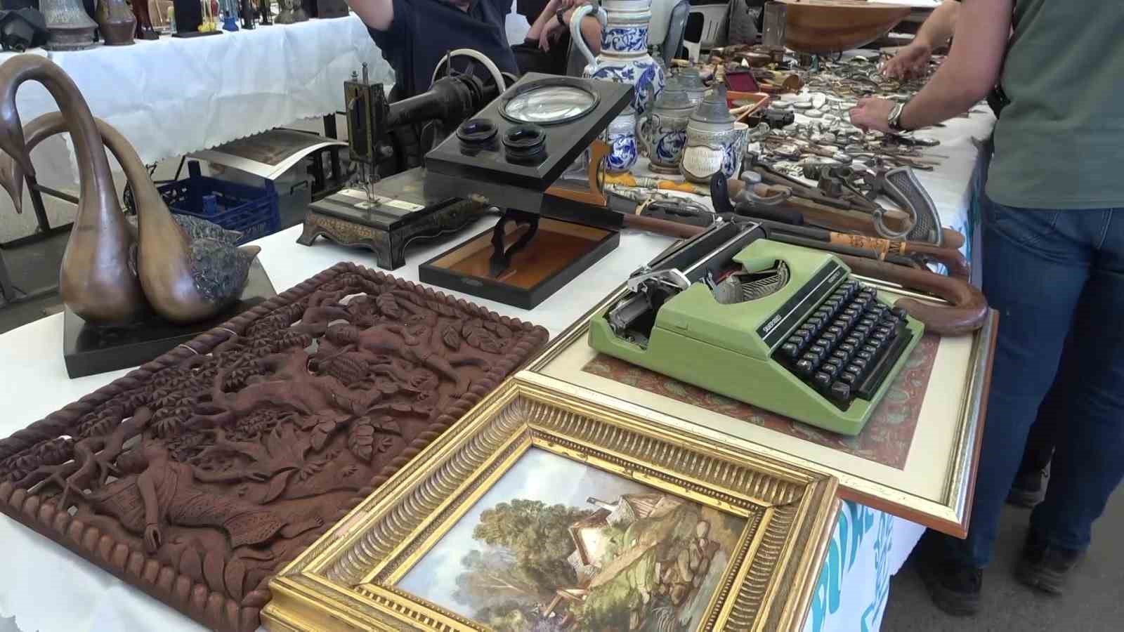 turkiyenin dort bir yanindan antikacilari bursada bulusturan agora antika pazari 10 yasinda 2