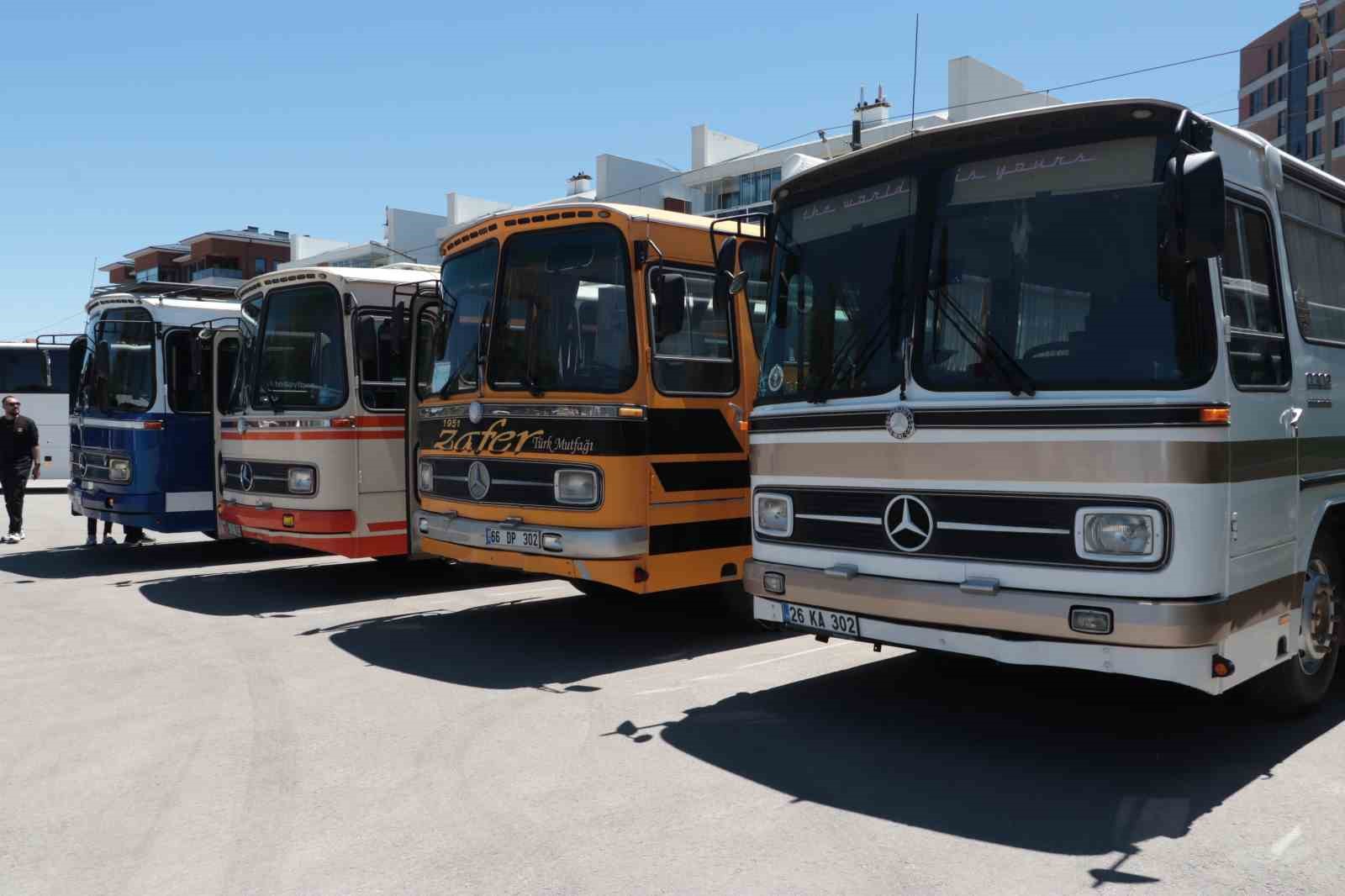 Türkiye’nin dört bir yanından gelen klasik otobüsler Eskişehir’de buluştu 5 turkiyenin dort bir yanindan gelen klasik otobusler eskisehirde bulustu 1 Sp7JbKBq