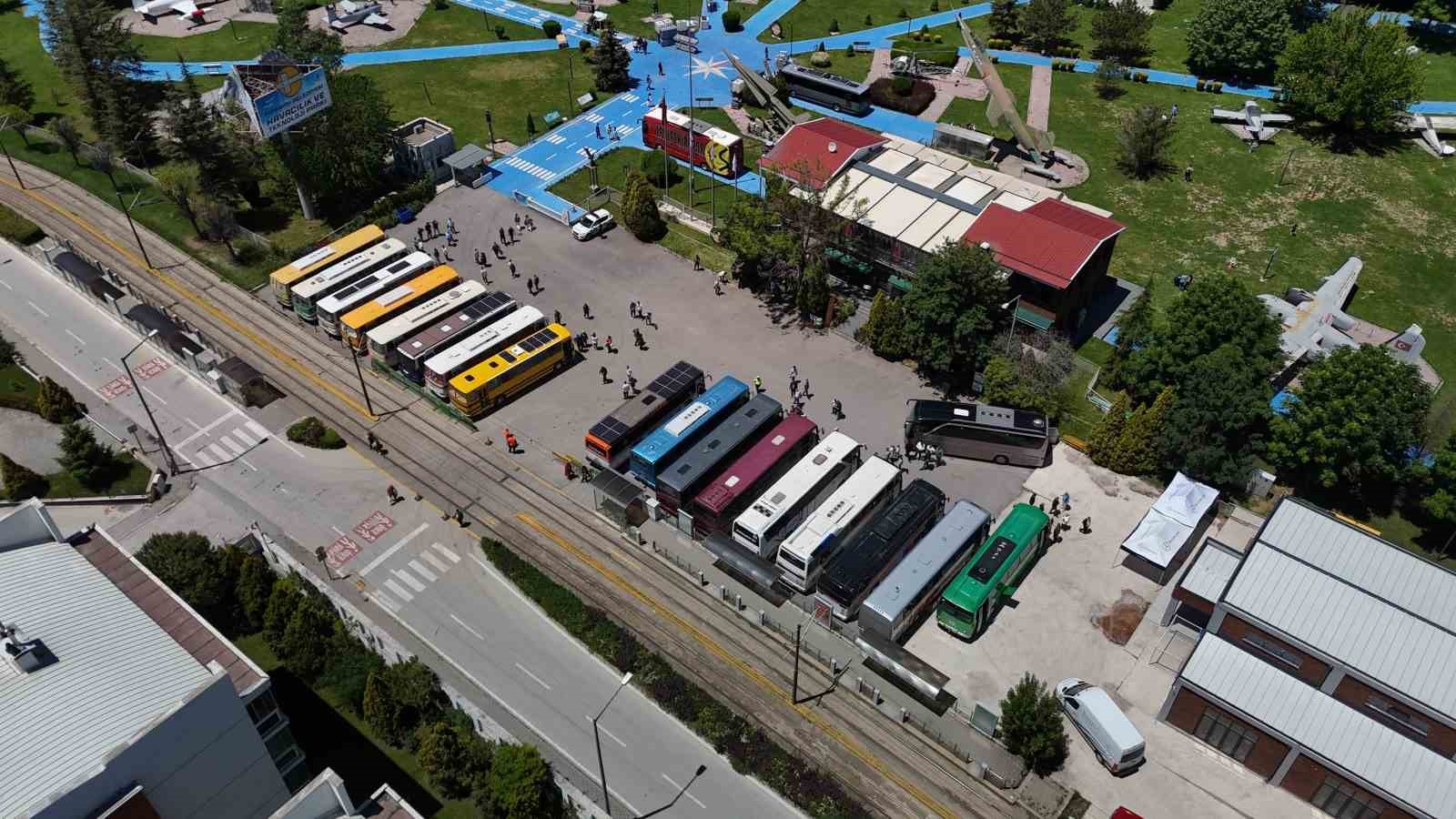 Türkiye’nin dört bir yanından gelen klasik otobüsler Eskişehir’de buluştu 9 turkiyenin dort bir yanindan gelen klasik otobusler eskisehirde bulustu 5 pqLL34JQ