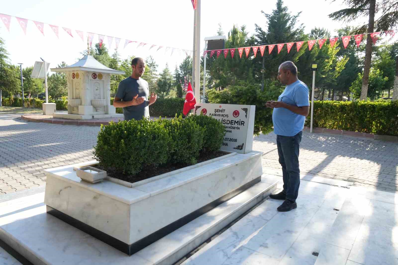 turkiyenin dort bir yanindan sehit omer halisdemirin kabrine ziyaret 1 AisWz1Uw