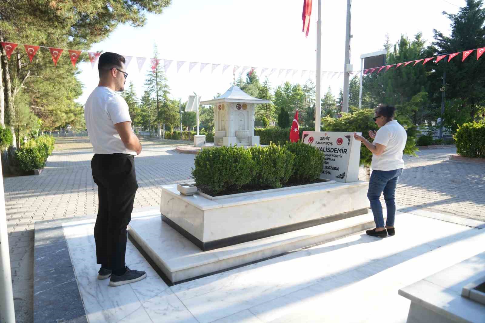 turkiyenin dort bir yanindan sehit omer halisdemirin kabrine ziyaret 2 ESAdr2LC