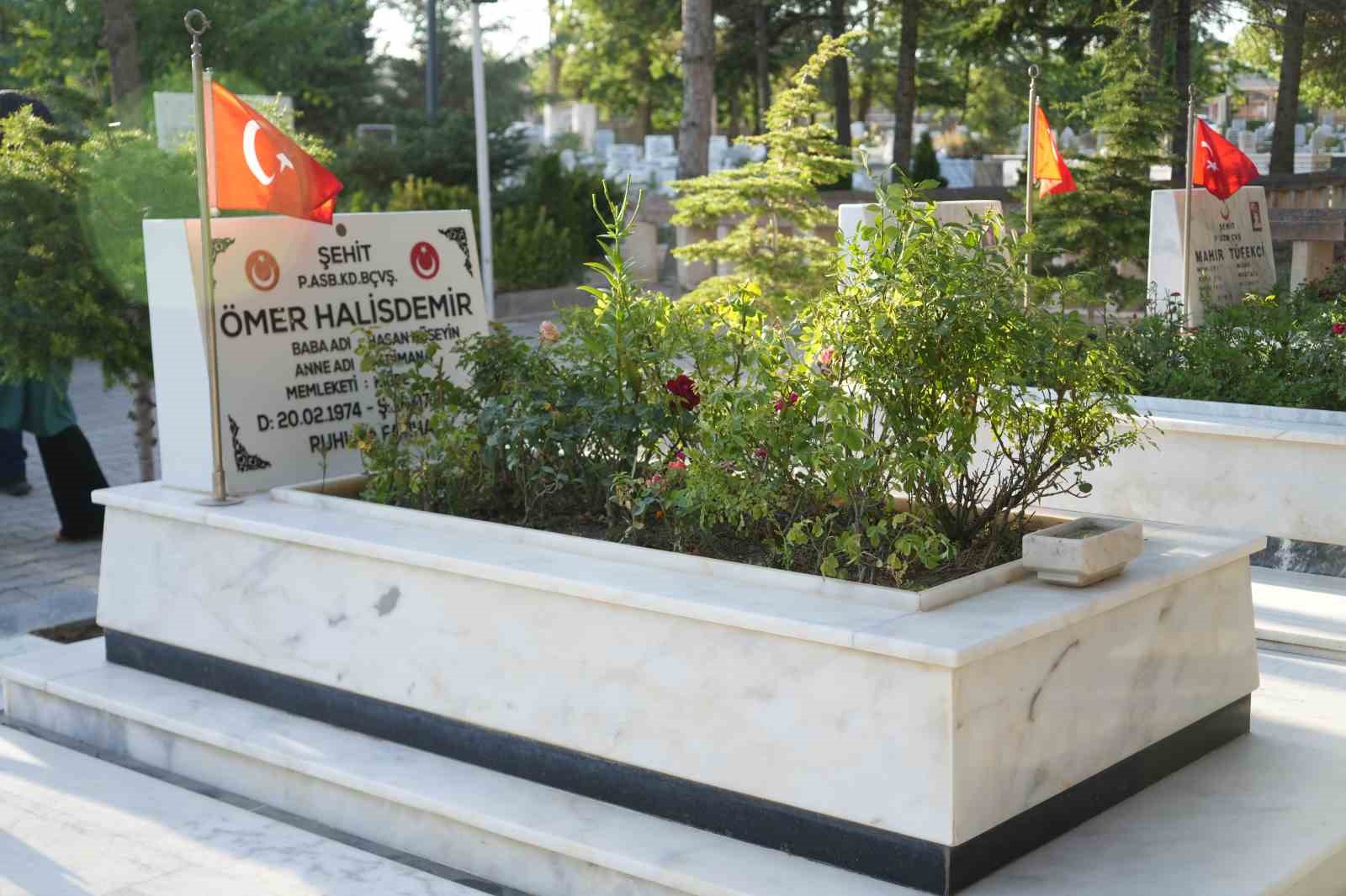 turkiyenin dort bir yanindan sehit omer halisdemirin kabrine ziyaret 3 sLhidNah