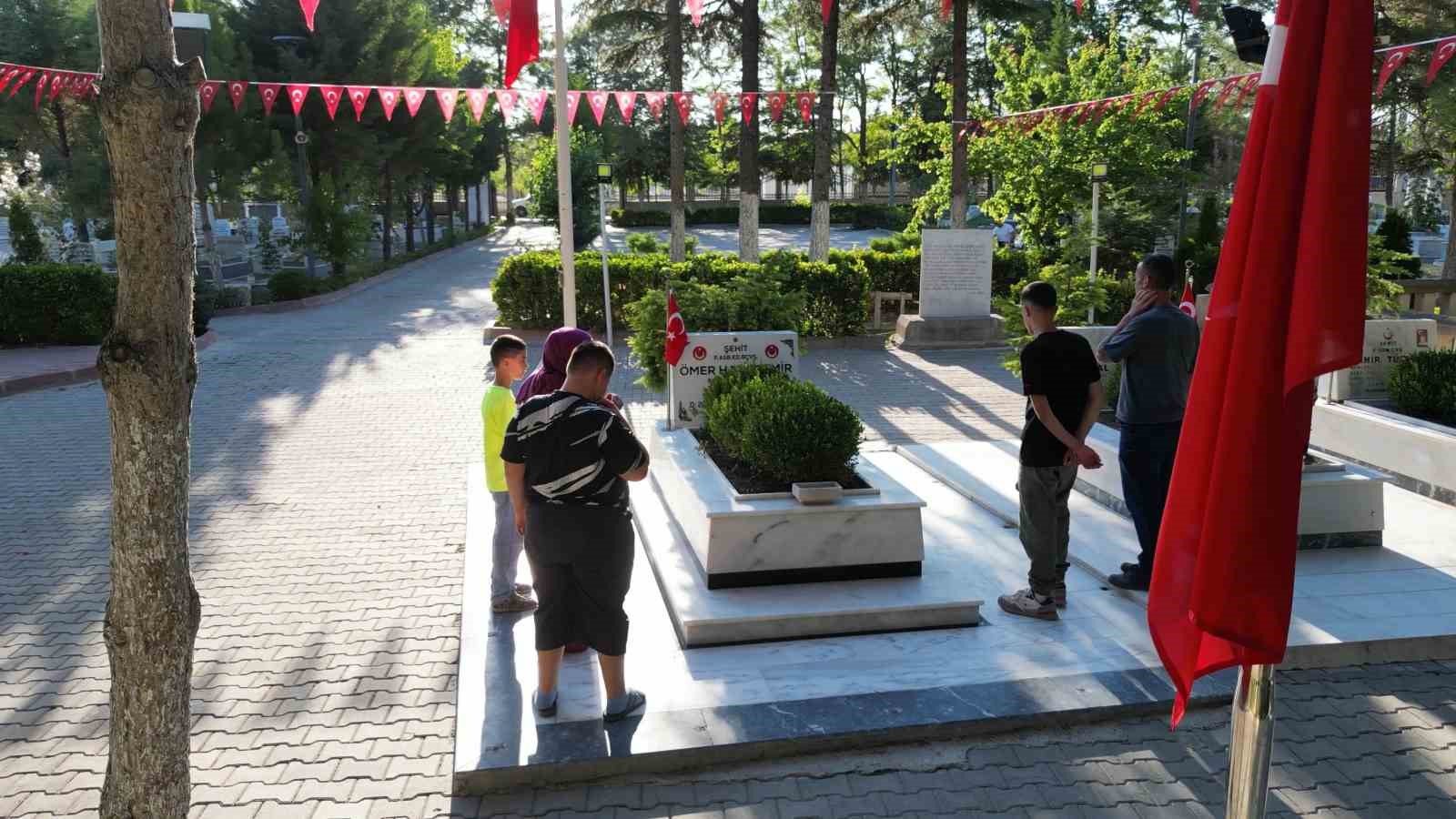 turkiyenin dort bir yanindan sehit omer halisdemirin kabrine ziyaret 4 nwBAZVZL